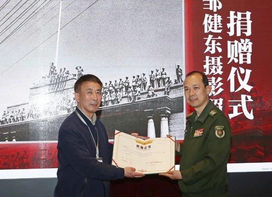 邹毅捐赠邹健东作品